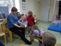 Pani czyta wierszyk o mamie