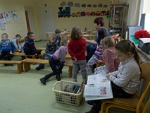 Dzieci szukają książek