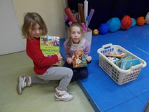 Dziewczynki pokazują wybrane książki