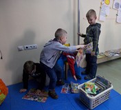 Chłopcy przeglądają gazety