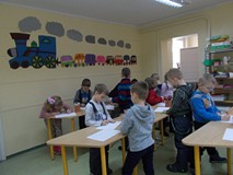 Dzieci przy stolikach malują