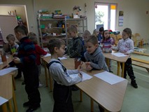 Przedszkolaki zajęte pracami plastycznymi