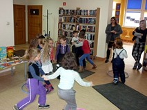 Wesoła zabawa ruchowa z wykorzystaniem hula-hop