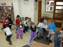 Wesoła zabawa ruchowa z wykorzystaniem hula-hop