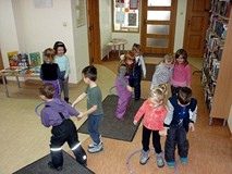 Wesoła zabawa ruchowa z wykorzystaniem hula-hop