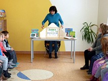 Za chwile dzieci poznają historię żabki, przedstawioną w teatrzykku Kamishibai