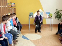 Kolejne zadanie z wykorzystaniem kostki - dzieci pokazują różne minki