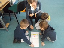 Bibliotekarka czyta dzieciom ksiąękę