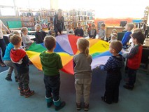 Dzieci trzymają chustę animacyjną