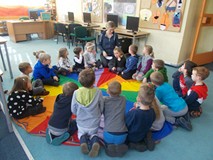 Dzieci siedza na chuście animacyjnej