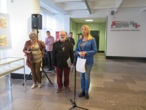 P.o. dyrektora Koszalińskiej Biblioteki Publicznej Beata Sawa-Jovanoska wita gości przybyłych na wer