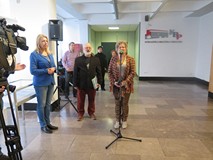 Dana Jurszewicz opowiada zgromadzonym gościom na temat inspiracji i pracy twórczej Wala Jarosza