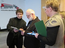 Wal Jarosz składa autograf dziękując poecie z Grupy Literomograf za występ