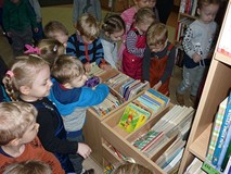 Dzieci z wielkim zainteresowaniem oglądały książeczki, które można wypożyczyć do domu