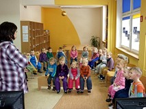 Bibliotekarka pokazuje dzieciom najciekawsze książeczki dla najmłodszych, z naszych zbiorów