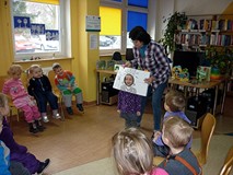 Sensację wzbudziła książka z dziurą, która rozweselła naszych gości