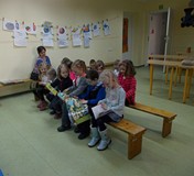 Na ławeczce z koleżankami fajnie jest oglądać książki