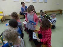 Dzieci wymieniają się książkami