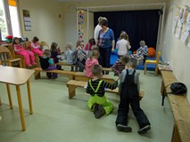 dzieci przemieszczają się po całej sali, żeby zająć wygodne miejsce