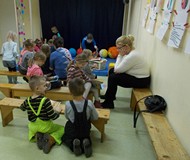 Siedzenie na podłodze nie przeszkadza w oglądaniu książek