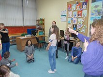 Dzieci i bibliotekarka podczas zabawy