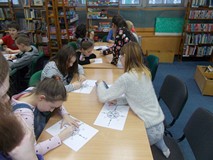 Dzieci podczas wykonywania pracy plastycznej