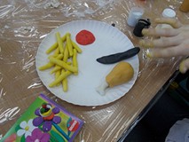 Praca z masy solnej przedstawiająca danie