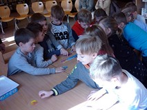 Literowe puzzle - zadaniem dzieci jest dopasować literki do obrazków