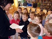 Pani Wiola ogląda podziękowania - rysunki wykonane przez dzieci