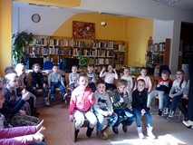 Przedszkolaki z zaciekawieniem słuchają opowieści o literkach