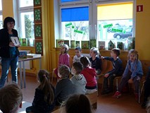 Pani Wiola pokazuje dzieciom literki alfabetu