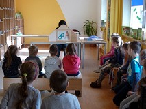 Bibliotekarka czyta dzieciom ABECADŁO J. Tuwima w wersji na teatrzyk Kamishibai