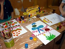 Zajęcia plastyczne - Moliki malują kolorowe pisanki