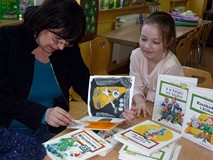 Pani Wiola czyta smieszną książkę o królewnie, która chciała jeździć koparką