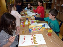 Zajęcia plastyczne - Moliki malują kolorowe pisanki