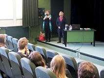 Kierownik Działu Metodyki i Promocji, Małgorzata Zychowicz wita uczestników wykładu o Zbigniewie Her