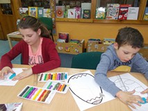 Dwoje dzieci wykonują prace plastyczne