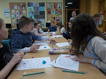 Dzieci podczas wykonywania prac plastycznych