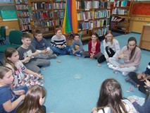 Dzieci podczas zabawy grupowej