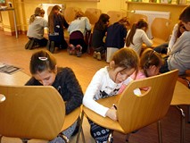 Dzieci na karteczkach wypisują nazwy warzyw