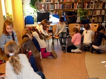 Dzieci na karteczkach wypisują nazwy warzyw