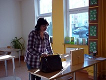 Bibliotekarka otwiera stary kufer z... książkami Tuwima