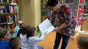 Bibliotekarz przedstawia czasopismo dla osób niewidomych napisany pismem braila