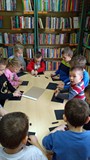 Dzieci wykonują na czarnycvh kartkach jeden element, który sie im podoba np. kółko, trójkąt, motyl