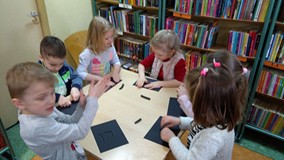 Dzieci wykonują pracę plastyczną