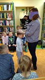 Pani Kasia wykonuje najtrudniejsze zadanie- poprzez dotyk musi odgadąć kto stoi przed nią