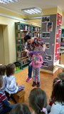 A teraz dzieci odgadują przedmioty, trzymając je w dłoni i dotykając