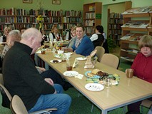 uczestnicy siedzą przy stołach i rozmawiają