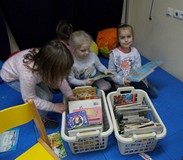 Książki umieszczone w koszach mają swoich fanów