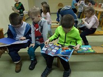 Zamiłowanie do książek o całym świecie oraz kolorowej prasy mają nie tylko dorośli czytelnicy